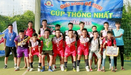 Đội Relax FC nhận giải nhì.