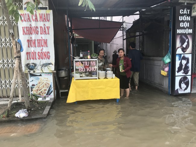 Các hộ bán đồ ăn sáng lo lắng vì rất ế ẩm.