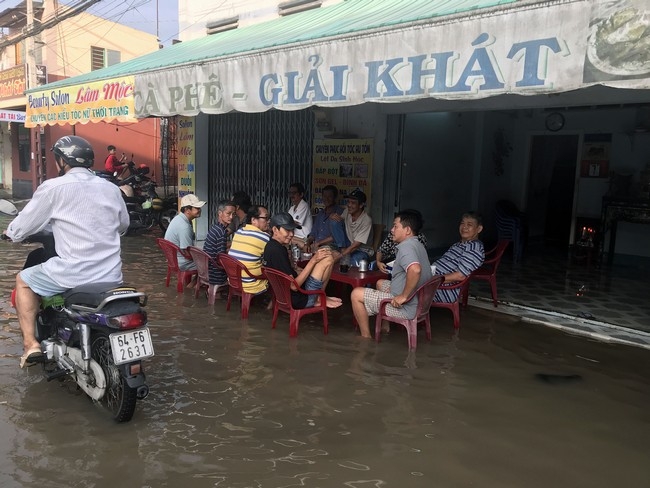 Bàn cà phê sáng mùa nước nổi.