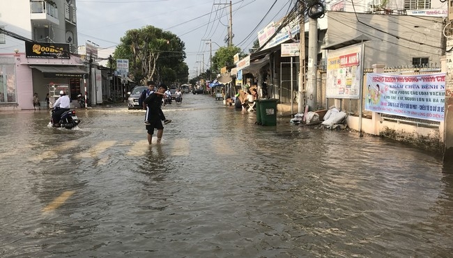  Lực lượng hỗ trợ đưa các học sinh tới trường. Trong ảnh: Cảnh sát cơ động cõng một học sinh vào Trường Tiểu học Lê Lợi (Phường 3) an toàn.