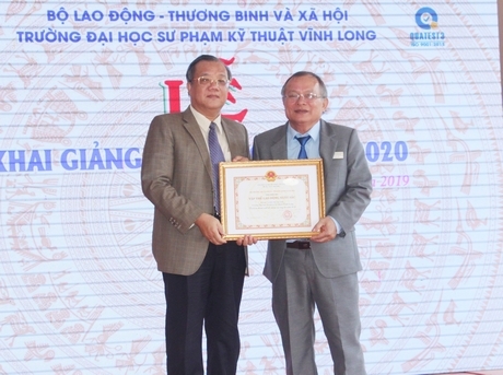 Nhà trường được Bộ Lao động, Thương binh và Xã hội tặng bằng khen tập thể lao động xuất sắc.