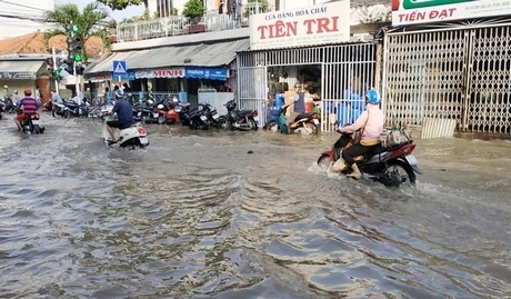 Nhiều tuyến đường nội ô ngập sâu.