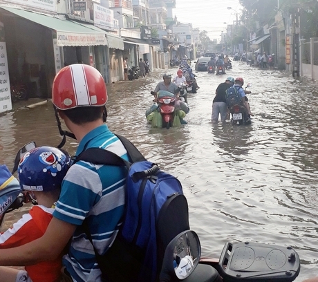 Nước ngập ảnh hưởng lớn đến giao thông, sinh hoạt của người dân.