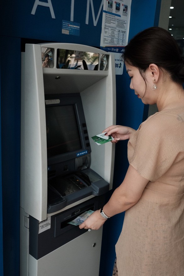 NAPAS cho biết tiếp tục giảm 50% phí dịch vụ đối với các giao dịch trên ATM và các giao dịch chuyển khoản liên ngân hàng 24/7 - Ảnh: NAPAS