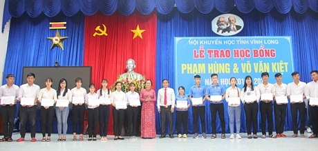 Giám đốc Sở GD- ĐT và nhà tài trợ trao học bổng cho các em sinh viên.