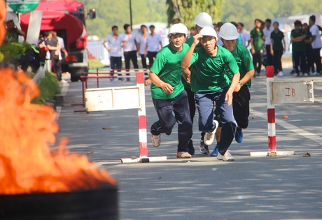 Vận động viên tham gia hội thao sôi nổi với tinh thần trách nhiệm cao.