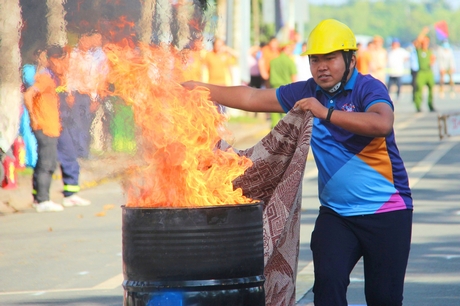 Nội dung thi dập tắt đám cháy.