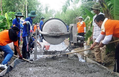 Hậu Giang huy động nhiều nguồn lực làm giao thông, phát triển nông thôn mới. Ảnh: HƯNG TÂN