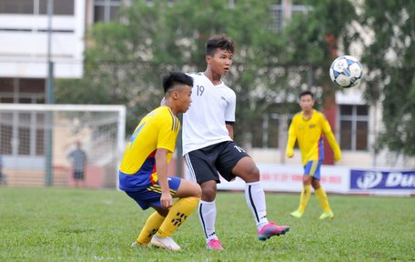 Pha tranh bóng trong trận Trẻ Đồng Tháp (áo vàng) thắng Trẻ Vĩnh Long 2-0.