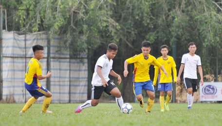 Pha tranh bóng trong trận Trẻ Đồng Tháp (áo vàng) thắng Trẻ Vĩnh Long 2-0.