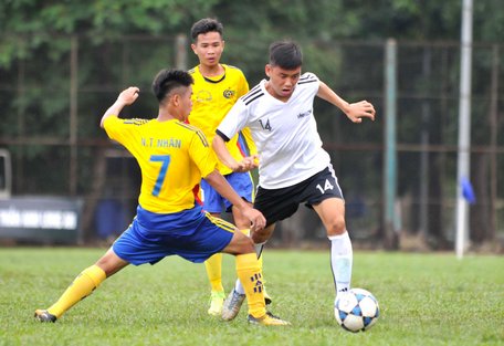 Pha tranh bóng trong trận Trẻ Đồng Tháp (áo vàng) thắng Trẻ Vĩnh Long 2-0.