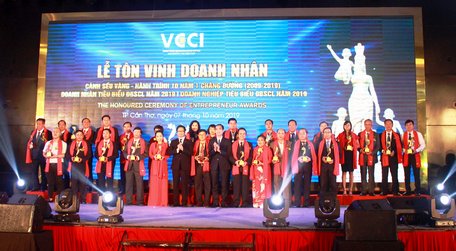 Tôn vinh các doanh nghiệp ĐBSCL đạt danh hiệu “Cánh Sếu Vàng- Hành trình 10 năm một chặng đường”.