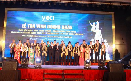 Các doanh nhân ĐBSCL đạt danh hiệu “Doanh nhân tiêu biểu ĐBSCL năm 2019”.