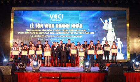 Các doanh nghiệp ĐBSCL đạt danh hiệu “Doanh nghiệp tiêu biểu ĐBSCL năm 2019”.