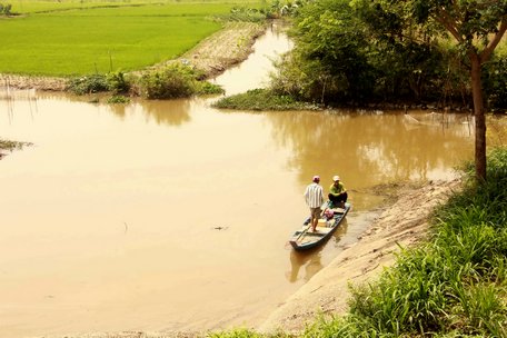 Người dân ung dung sản xuất trong đê bao ở xã Phú Hữu (huyện An Phú- An Giang).