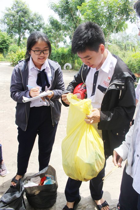 Từ việc phân loại và cân ký rác thải gắn với chấm điểm thi đua, rác nhựa giảm đáng kể.