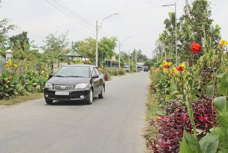 Bộ mặt các xã NTM ngày càng đẹp hơn nhờ được người dân chăm chút những tuyến đường hoa.