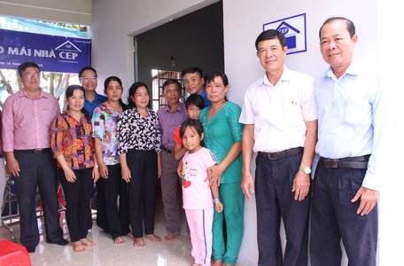  Nhà tài trợ cùng chính quyền địa phương chụp ảnh cùng gia đình bà Nguyễn Thị Sương.