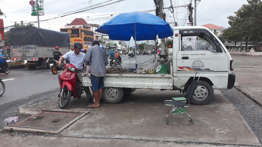 Tình trạng buôn bán lấn chiếm lòng lề đường