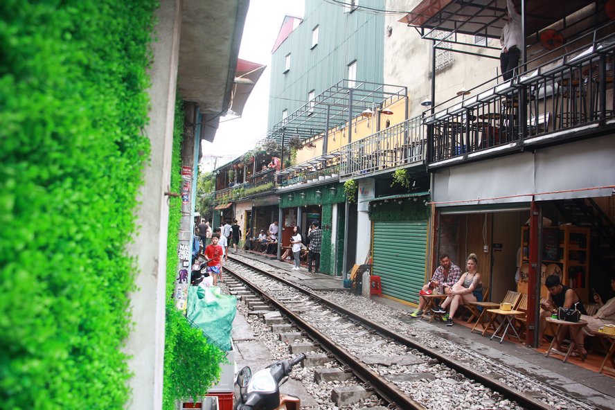 Quán xá được trang trí bắt mắt, bàn ghế bày ngay trên hành lang an toàn đường sắt.