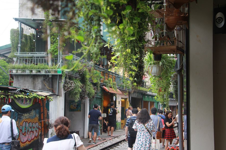 Quán xá được trang trí bắt mắt, bàn ghế bày ngay trên hành lang an toàn đường sắt.