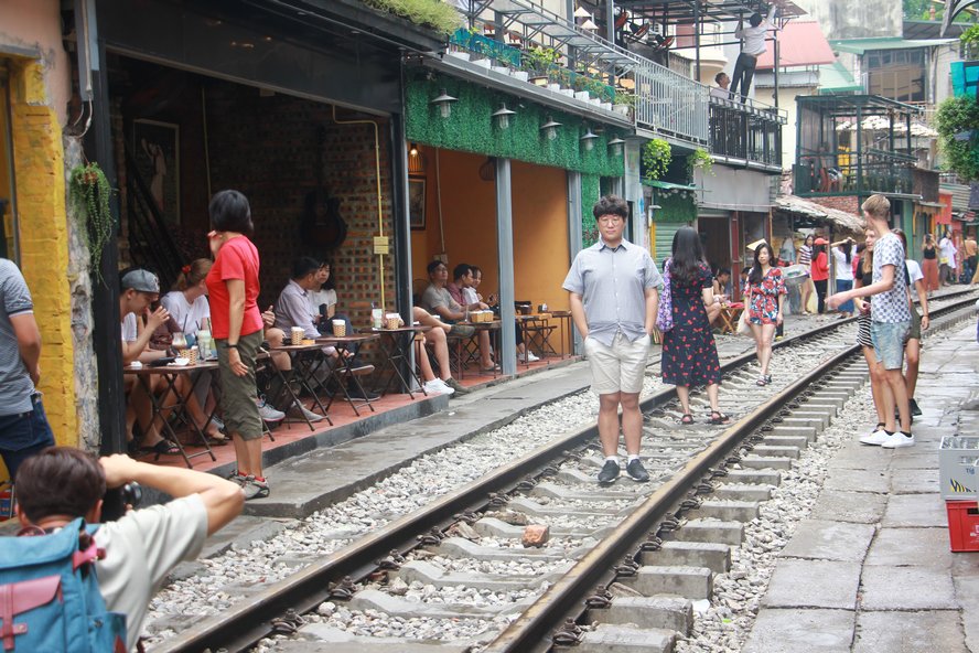 Du khách đến đây đều tranh thủ chụp vài bức ảnh hoặc có thể la cà quán cà phê, quán ăn cạnh đường ray.