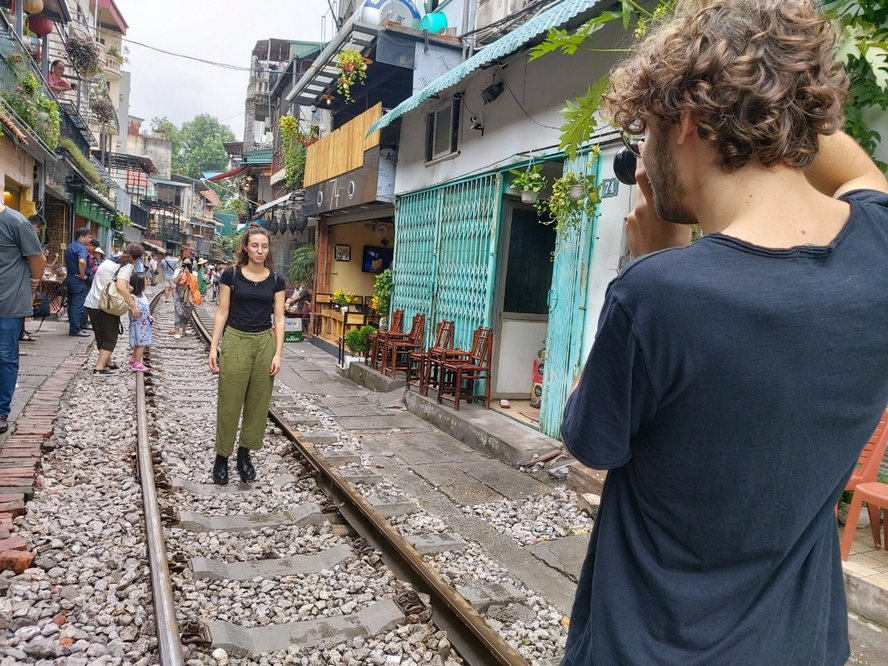  Từ khi hay tin phố “cà phê đường tàu” có thể bị “khai tử”, du khách kéo đến đây càng đông hơn. Và, mặc dù còn nhiều ý kiến trái chiều nhưng kể từ sáng 10/10/2019, ngành chức năng TP Hà Nội đã triển khai lực lượng thực hiện việc đình chỉ, dẹp bỏ các hoạt động kinh doạnh tại phố “cà phê đường tàu”.