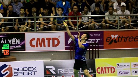 Tay vợt Nguyễn Tiến Minh thi đấu ở trận chung kết nội dung đơn nam. (Ảnh: Thế Duyệt/TTXVN)