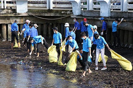  Thanh niên địa phương hăng hái triển khai công trình 