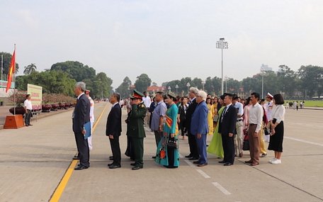  Các đại biểu doanh nhân làm lễ báo công tại Lăng Chủ tịch Hồ Chí Minh.