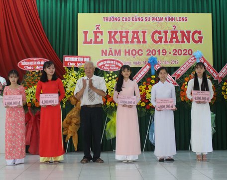 Hội khuyến học tỉnh trao học bổng cho các em học sinh vượt khó, học giỏi.