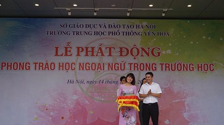 Ông Trần Trọng Hưng, Phó trưởng Ban Đề án Ngoại ngữ quốc gia 2020 tặng sách ngoại ngữ cho Trường Trung học phổ thông Yên Hòa. (Ảnh: PV/Vietnam+)