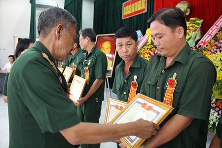 Dịp này, Hội CCB tỉnh tặng bằng khen cho 16 tập thể và 30 cá nhân xuất sắc trong phong trào. 
