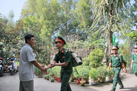 Bộ đội hành quân dã ngoại kết hợp công tác dân vận, giúp địa phương xây dựng nông thôn mới