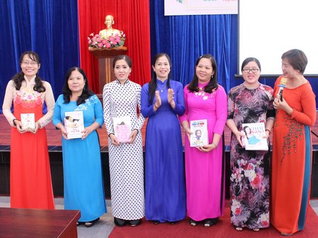 Tặng quà cho các đại biểu đặt câu hỏi giao lưu tại chương trình