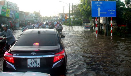 Long Hồ có nhiều địa bàn bị ngập nặng thường xuyên. Trong ảnh: Đoạn đường ngã ba Long Hiệp (xã Long An), ngập nặng ảnh hưởng giao thông, đợt triều cường cuối tháng 9 vừa qua.