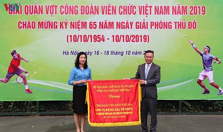 Ông Nguyễn Hồng Minh - Phó Tổng Cục trưởng Tổng Cục Thể dục thể thao tặng cờ lưu niệm cho đại diện BTC