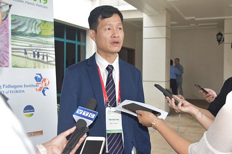 TS. Trịnh Thành Trung, Trưởng phòng nghiên cứu khoa học, Viện Vi Sinh vật và Công nghệ sinh học (Đại học Quốc gia Hà Nội) trao đổi về vi khuẩn gây bệnh Whitmore. 