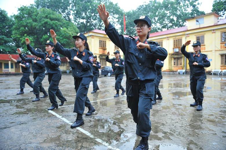  Các nữ chiến sỹ cảnh sát cơ động tập luyện hăng say và hoàn thành xuất sắc các bài tập. (Ảnh: Minh Đức/TTXVN)