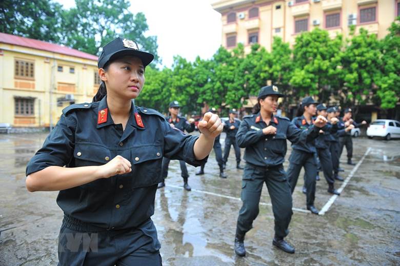  Các nữ chiến sỹ cảnh sát cơ động tập luyện hăng say và hoàn thành xuất sắc các bài tập. (Ảnh: Minh Đức/TTXVN)