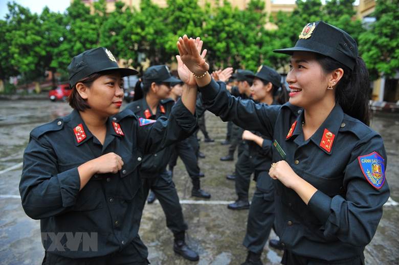  Các nữ chiến sỹ cảnh sát cơ động tập luyện hăng say và hoàn thành xuất sắc các bài tập. (Ảnh: Minh Đức/TTXVN)