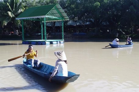 Xuồng bơi phục vụ trong hoạt động du lịch tại một khu du lịch sinh thái tại TP. Bến Tre. 