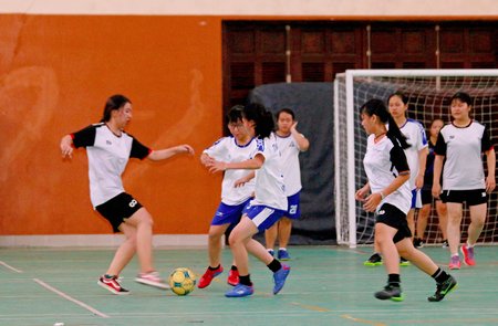 Trận chung kết nữ, lớp 11/6 (áo tay đen) thắng lớp 12/1 với tỷ số 3-1.