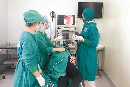Các bác sĩ đang nội soi cổ họng ông L.