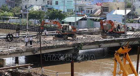 Thi công công trình thủy lợi cống Kinh Nhánh. Ảnh: Lê Huy Hải/TTXVN