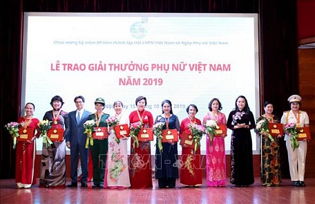  Phó Thủ tướng Vũ Đức Đam và Chủ tịch Hội Liên hiệp Phụ nữ Việt Nam Nguyễn Thị Thu Hà trao giải cho các cá nhân nhận giải thưởng Phụ nữ Viêt Nam 2019. Ảnh: Phương Hoa/TTXVN