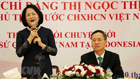  Phó Chủ tịch nước Đặng Thị Ngọc Thịnh nói chuyện thân mật với cán bộ, nhân viên Đại sứ quán Việt Nam và đại diện cộng đồng người Việt Nam tại Indonesia. (Ảnh: Đình Ánh/TTXVN)