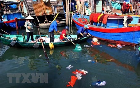 Thu gom rác thải nhựa trên vùng biển xóm Nhà Rầm, phường Hải Cảng, thành phố Quy Nhơn, tỉnh Bình Định. (Ảnh: Nguyên Linh/TTXVN)