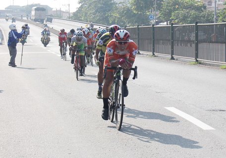 Các VĐV tranh tài chặng 1 trên địa phận Việt Nam.