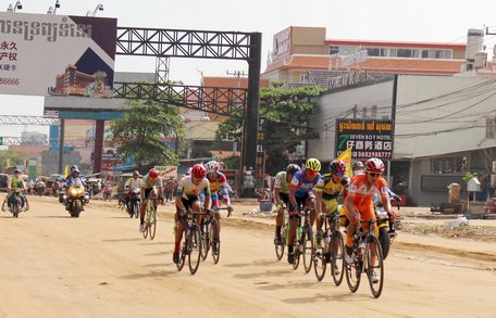 Các VĐV tranh tài chặng 1 của giải trên địa phận  Campuchia.